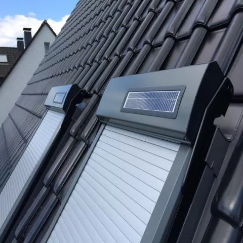 Bubendorff Dachfensterrollladen ATIX® SOLAR für VELUX® Dachfenster mit Solarpaket - Detailansicht 1 Bubendorff Dachfensterrollladen ATIX® SOLAR für VELUX® Dachfenster mit Solarpaket - Detailansicht 1