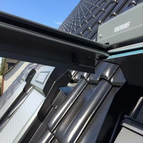 Bubendorff Dachfensterrollladen ATIX® SOLAR für VELUX® Dachfenster mit Solarpaket - Detailansicht 2 Bubendorff Dachfensterrollladen ATIX® SOLAR für VELUX® Dachfenster mit Solarpaket - Detailansicht 2