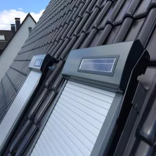 Abb. 1: Dachfensterrollladen ATIX® SOLAR für VELUX® Dachfenster mit Solarpaket Artikelbild: 1: Dachfensterrollladen ATIX® SOLAR für VELUX® Dachfenster mit Solarpaket