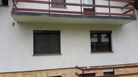 Vorbaurollladen mit Solar unter einem Balkon montiert Vorbaurollladen mit Solar unter Balkon